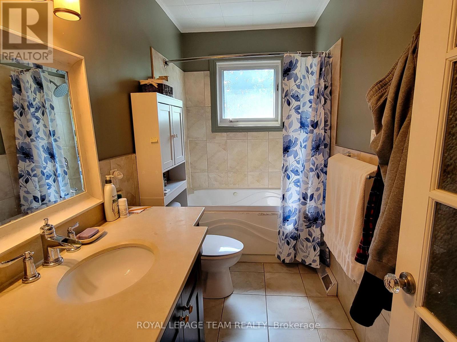 16 Peter Street S