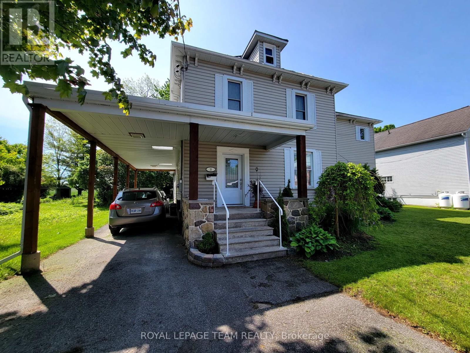 16 Peter Street S