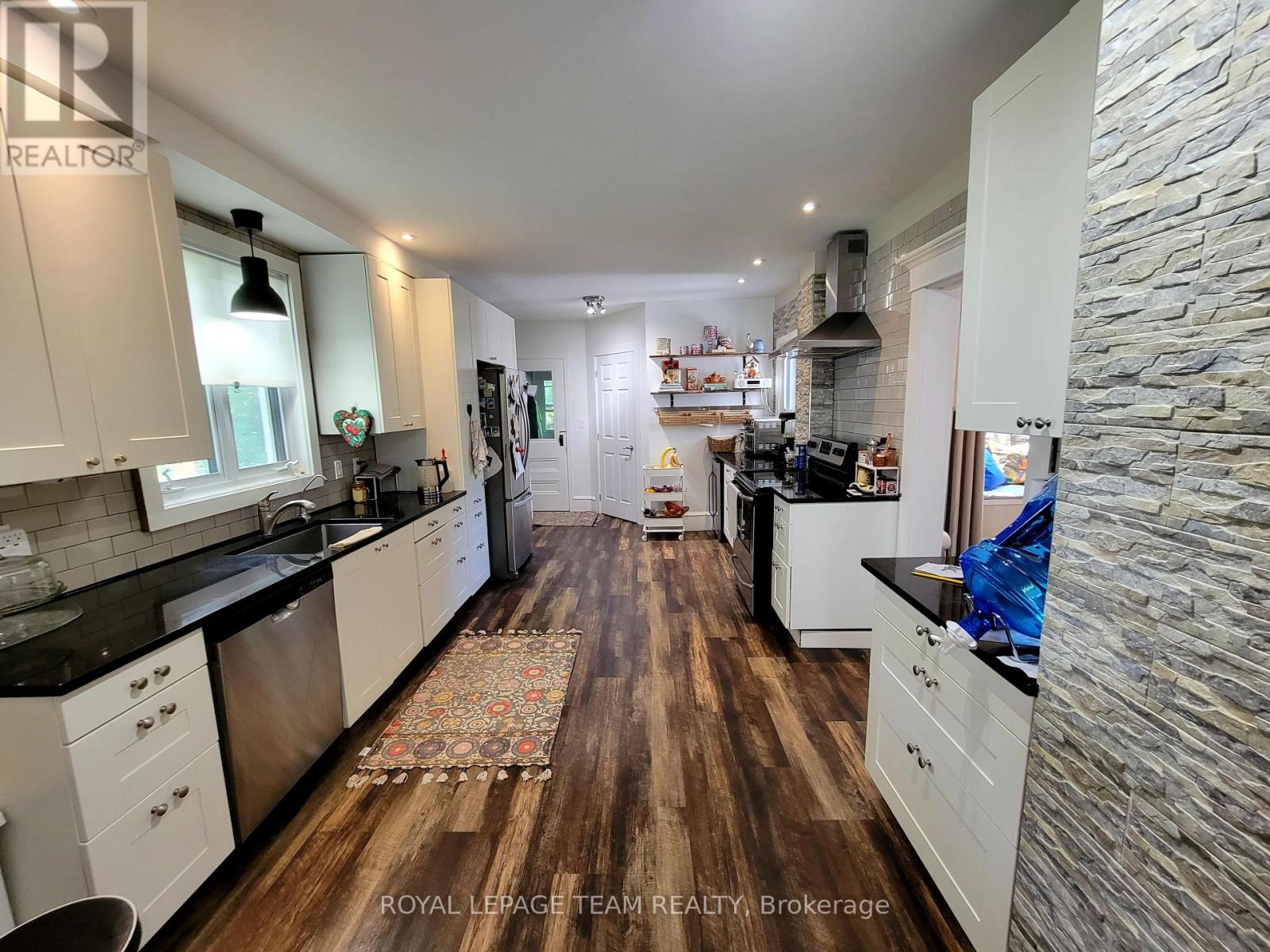 16 Peter Street S