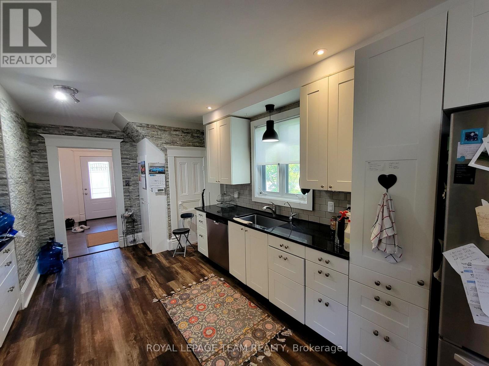 16 Peter Street S