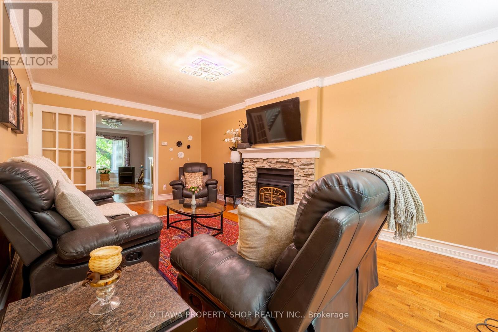 566 Falwyn Crescent W