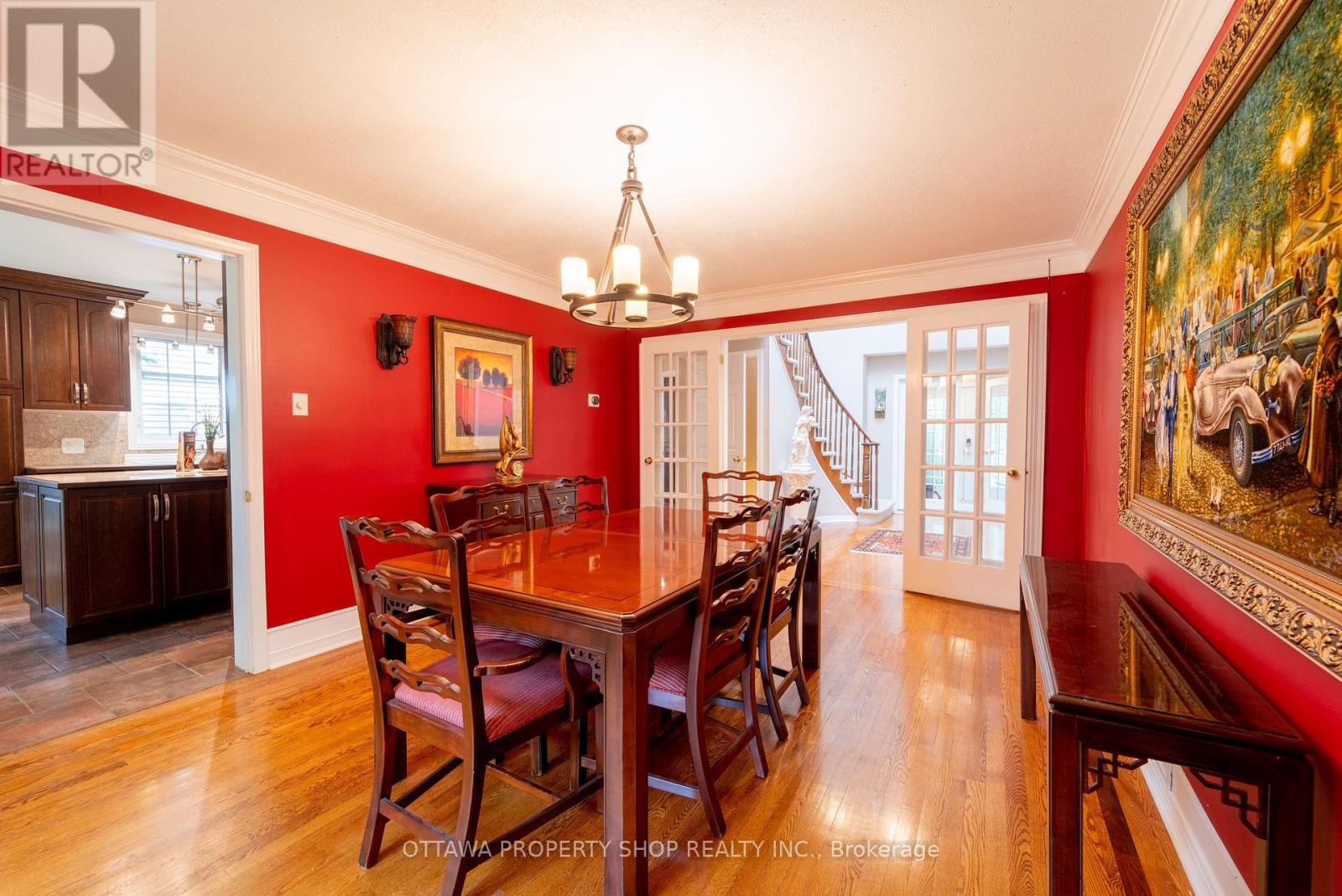 566 Falwyn Crescent W