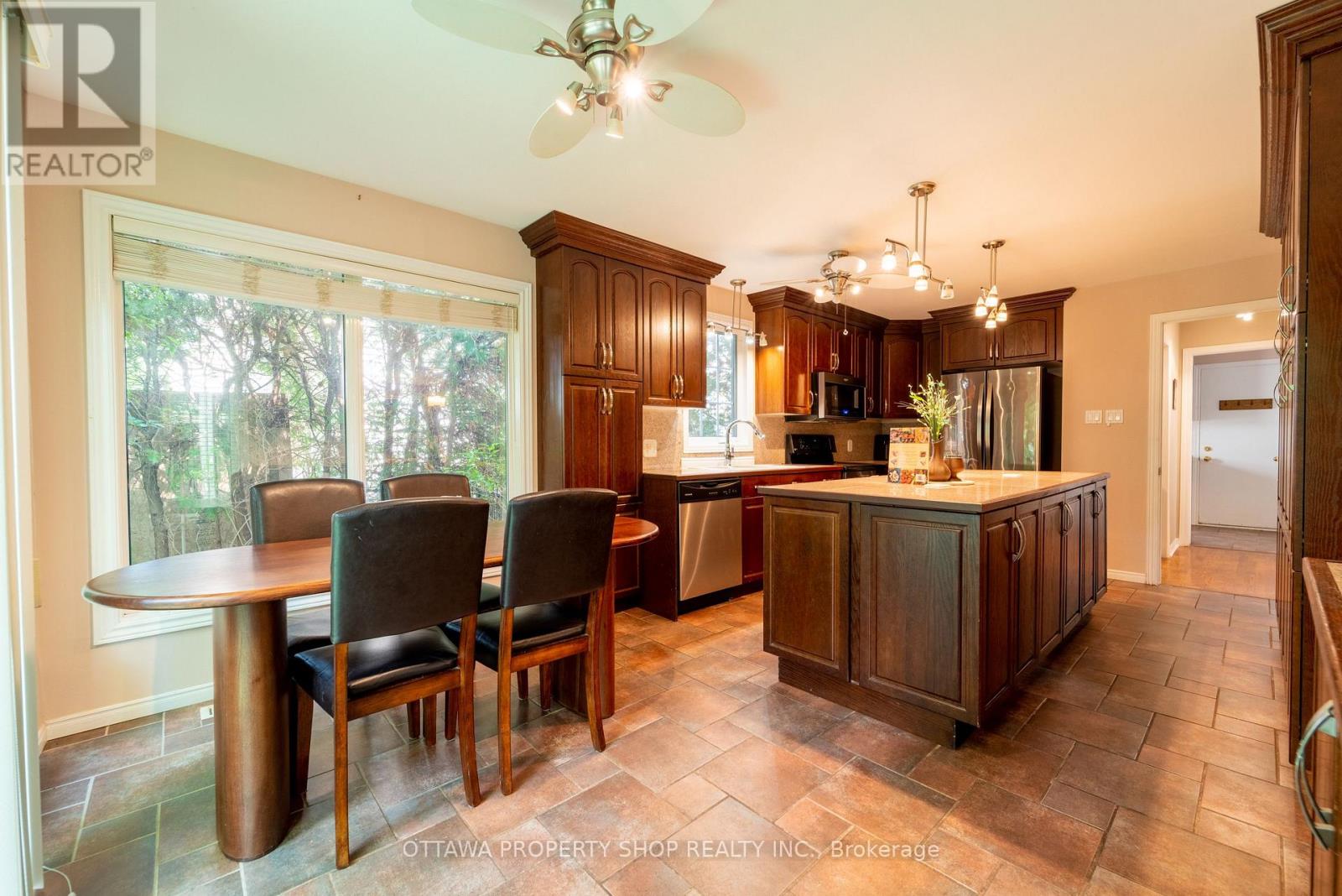 566 Falwyn Crescent W