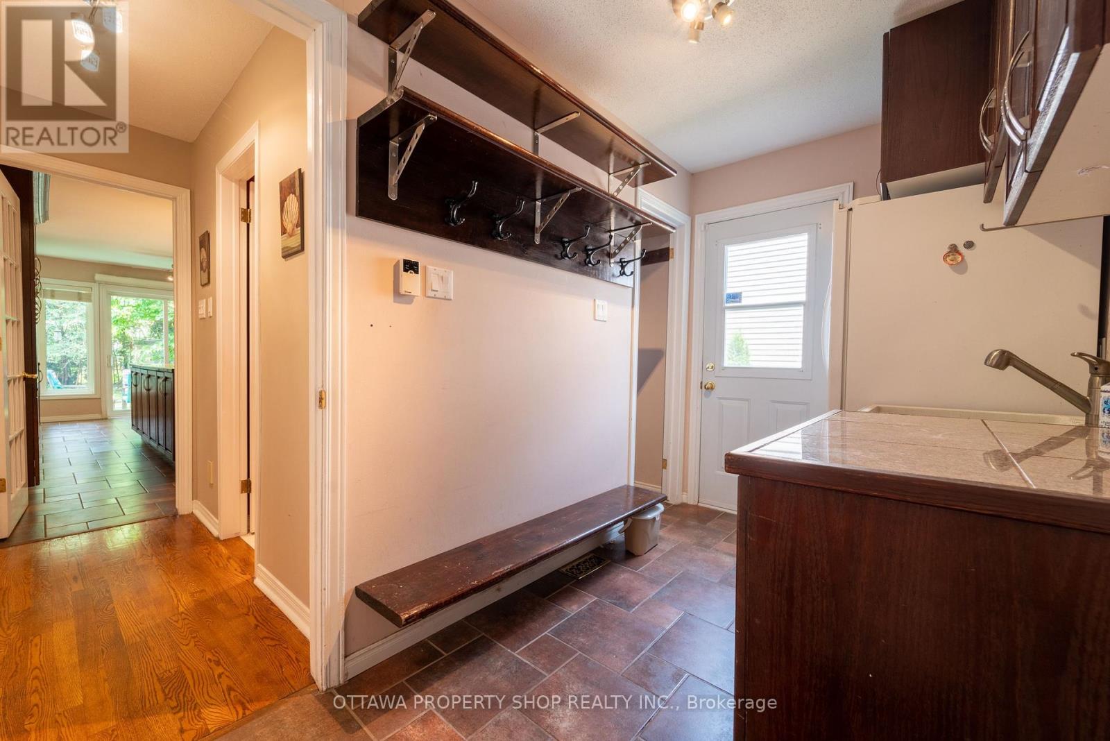 566 Falwyn Crescent W