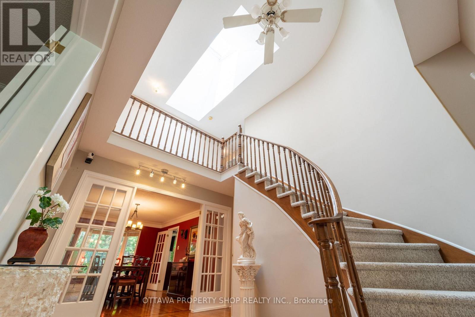 566 Falwyn Crescent W