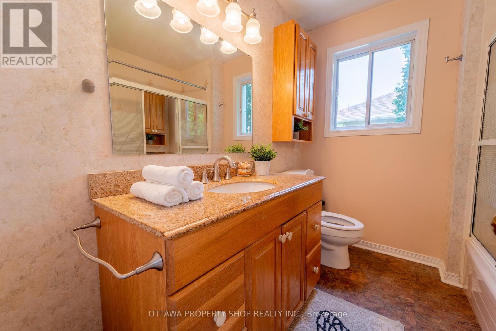566 Falwyn Crescent W