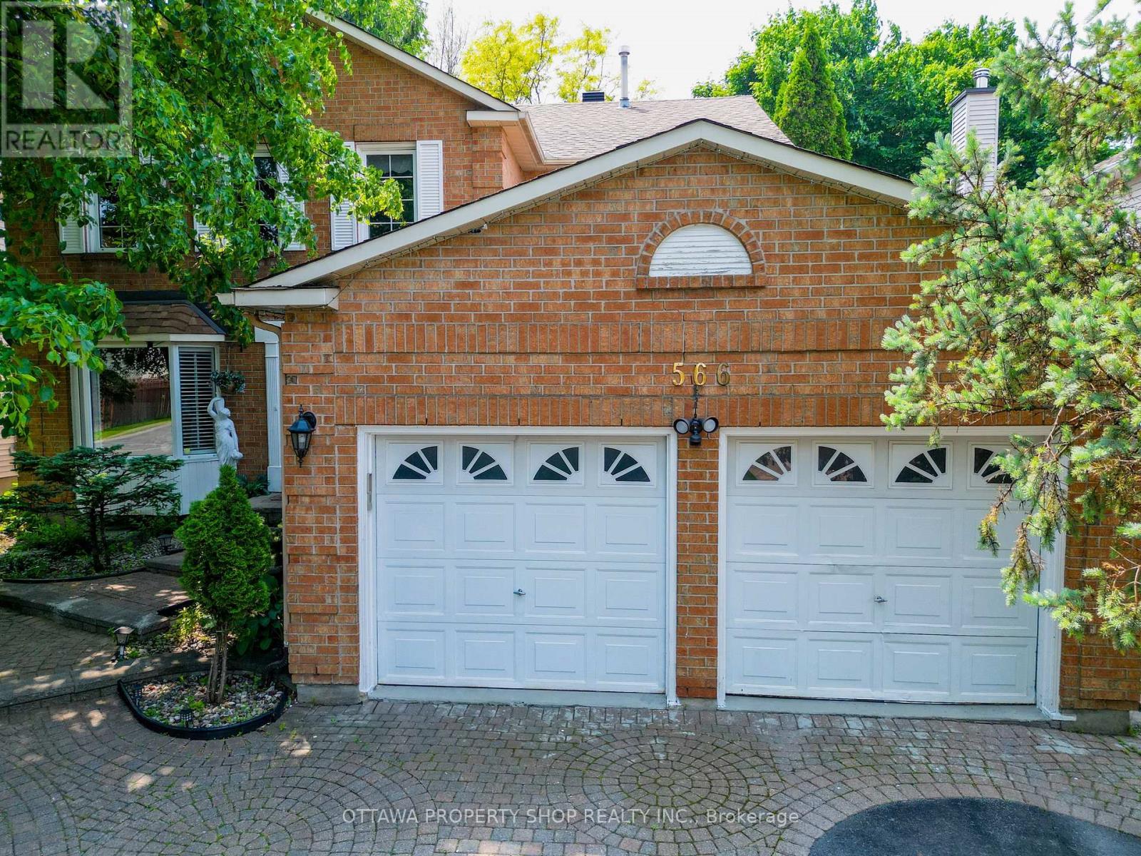 566 Falwyn Crescent W