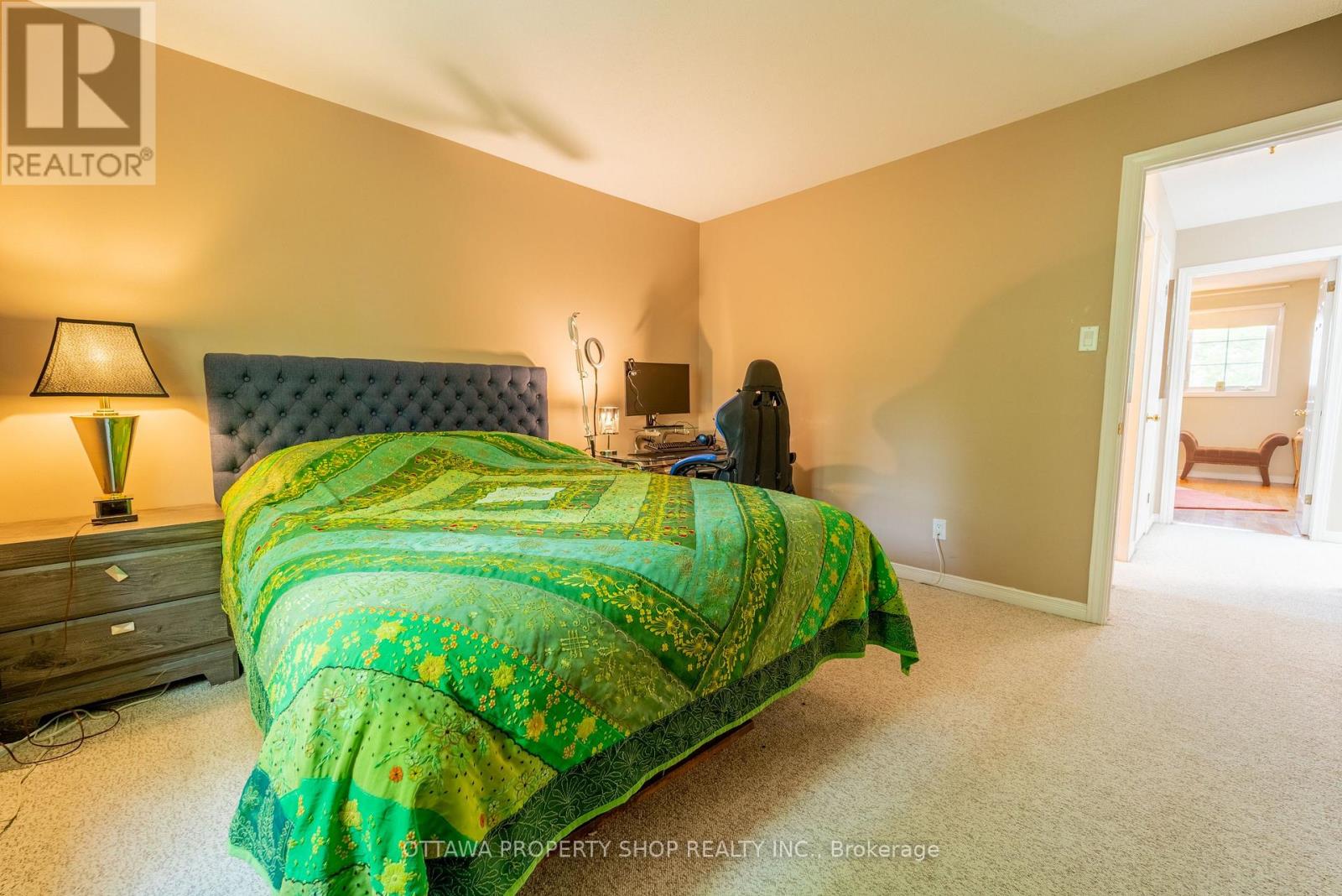 566 Falwyn Crescent W