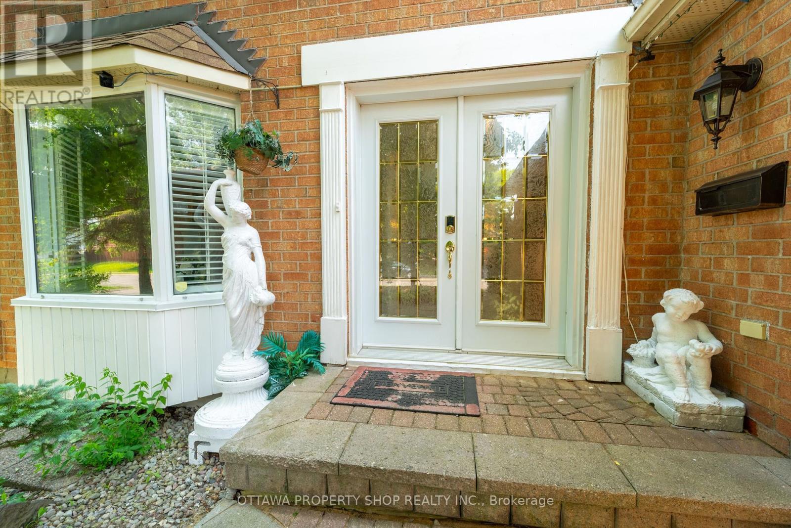 566 Falwyn Crescent W