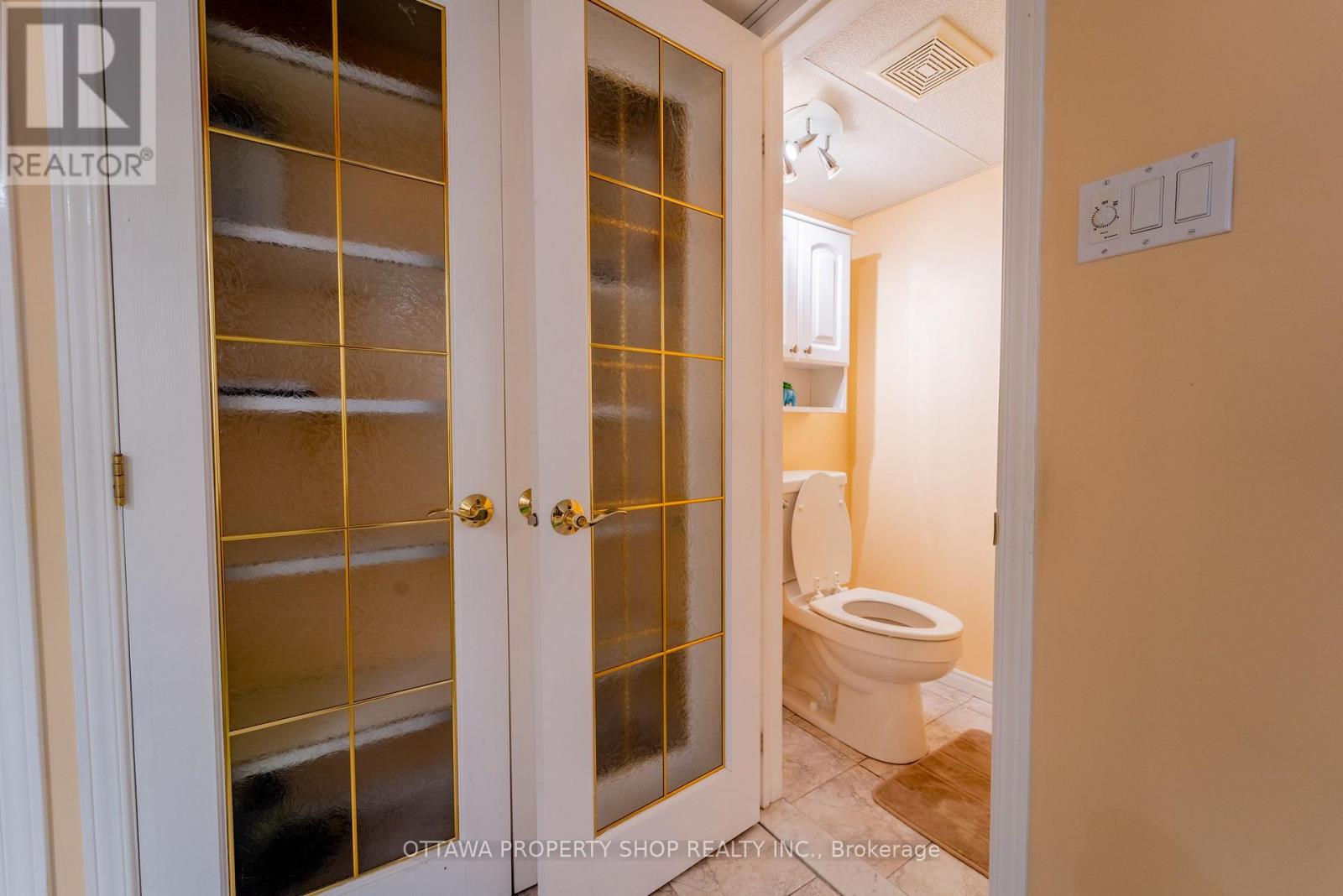 566 Falwyn Crescent W