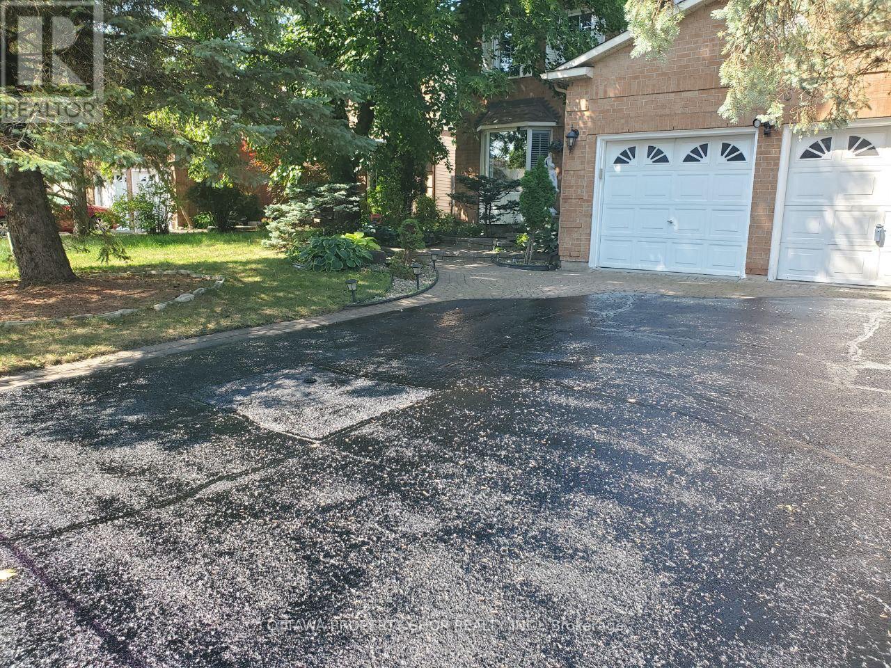 566 Falwyn Crescent W