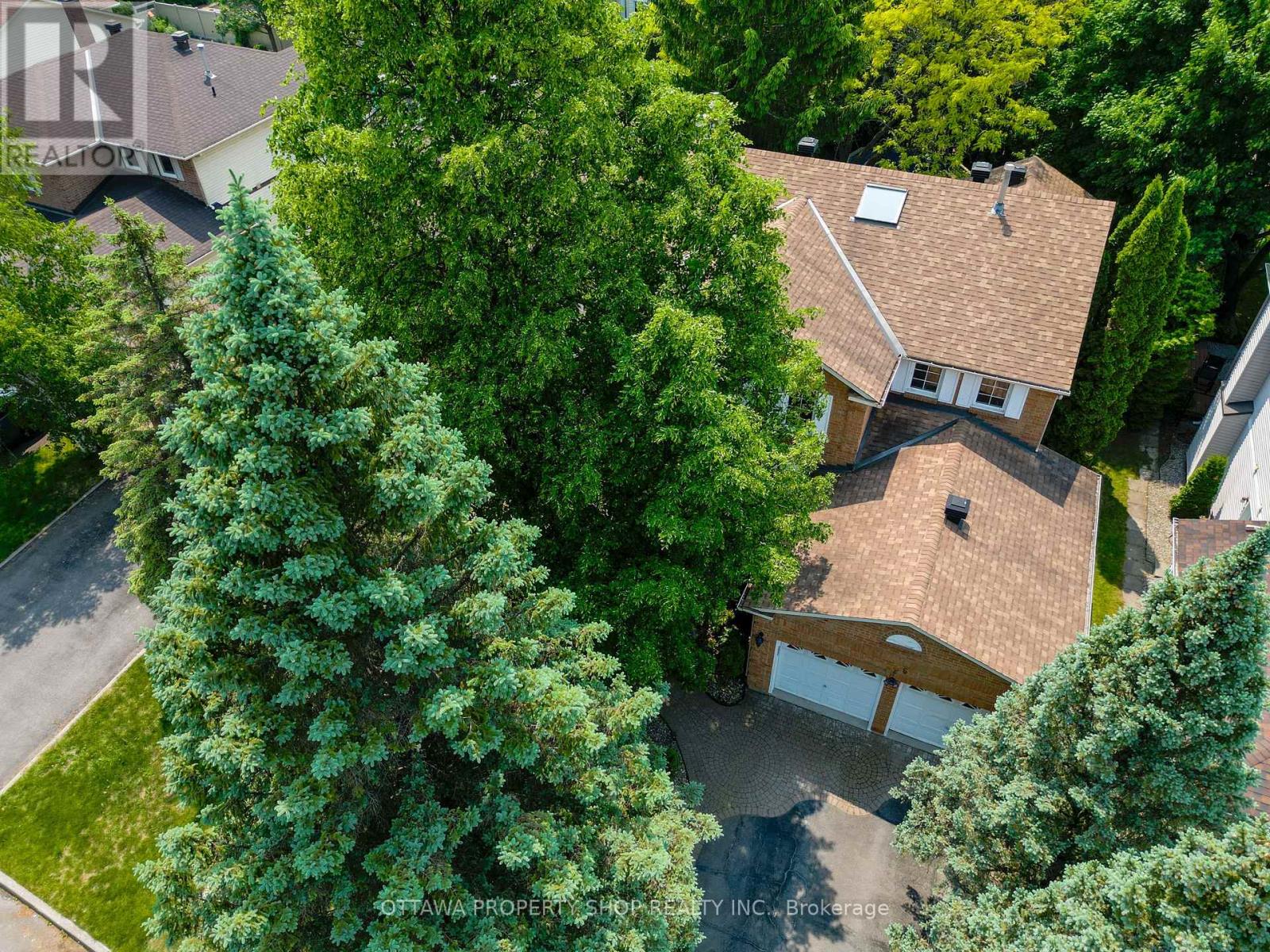 566 Falwyn Crescent W