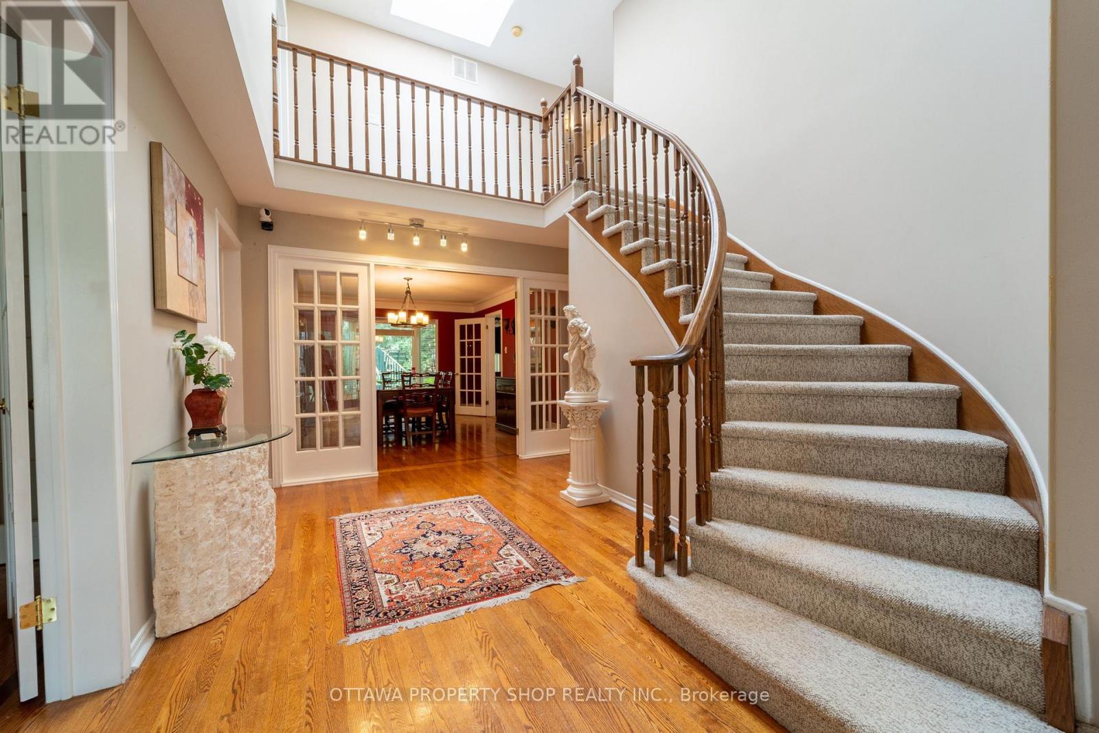 566 Falwyn Crescent W
