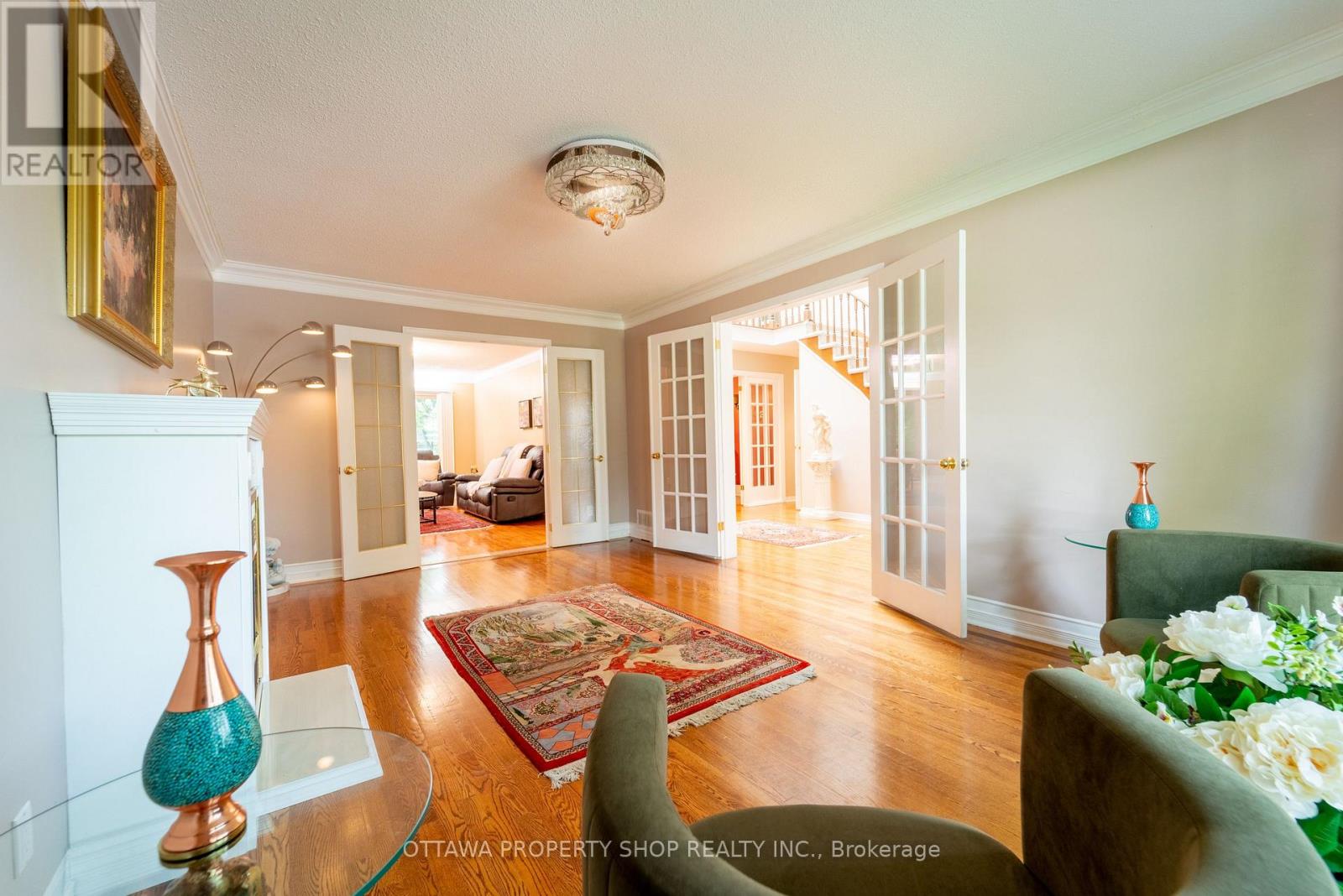 566 Falwyn Crescent W