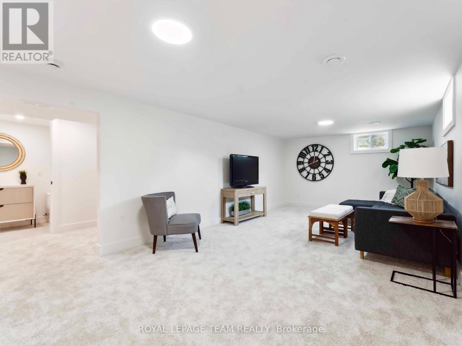 5282 Hillcrest Drive