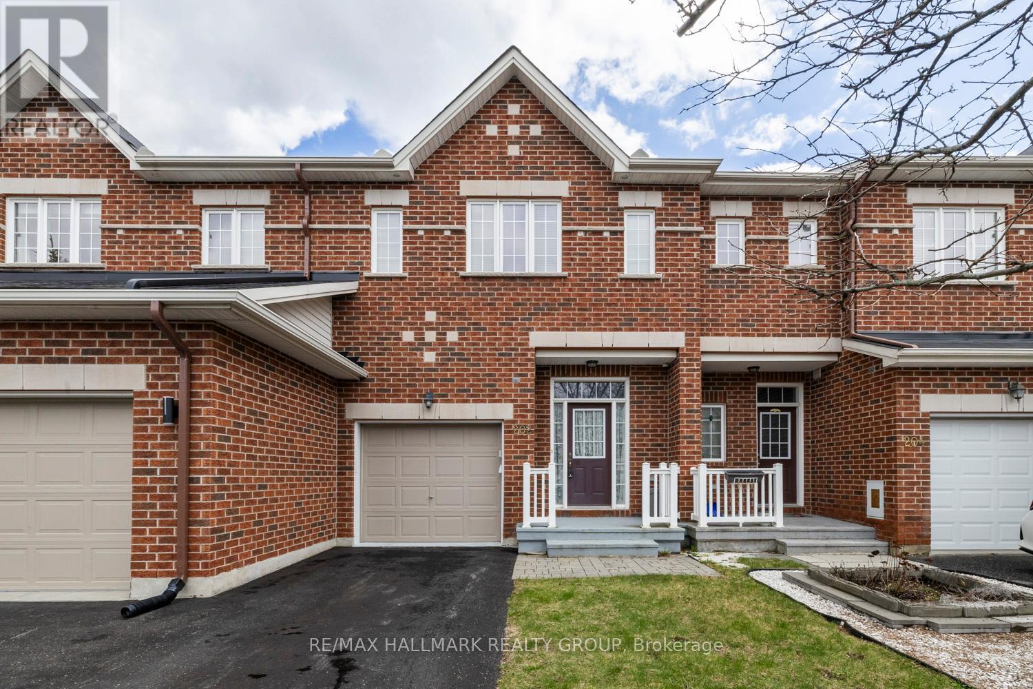 202 Waymark Crescent