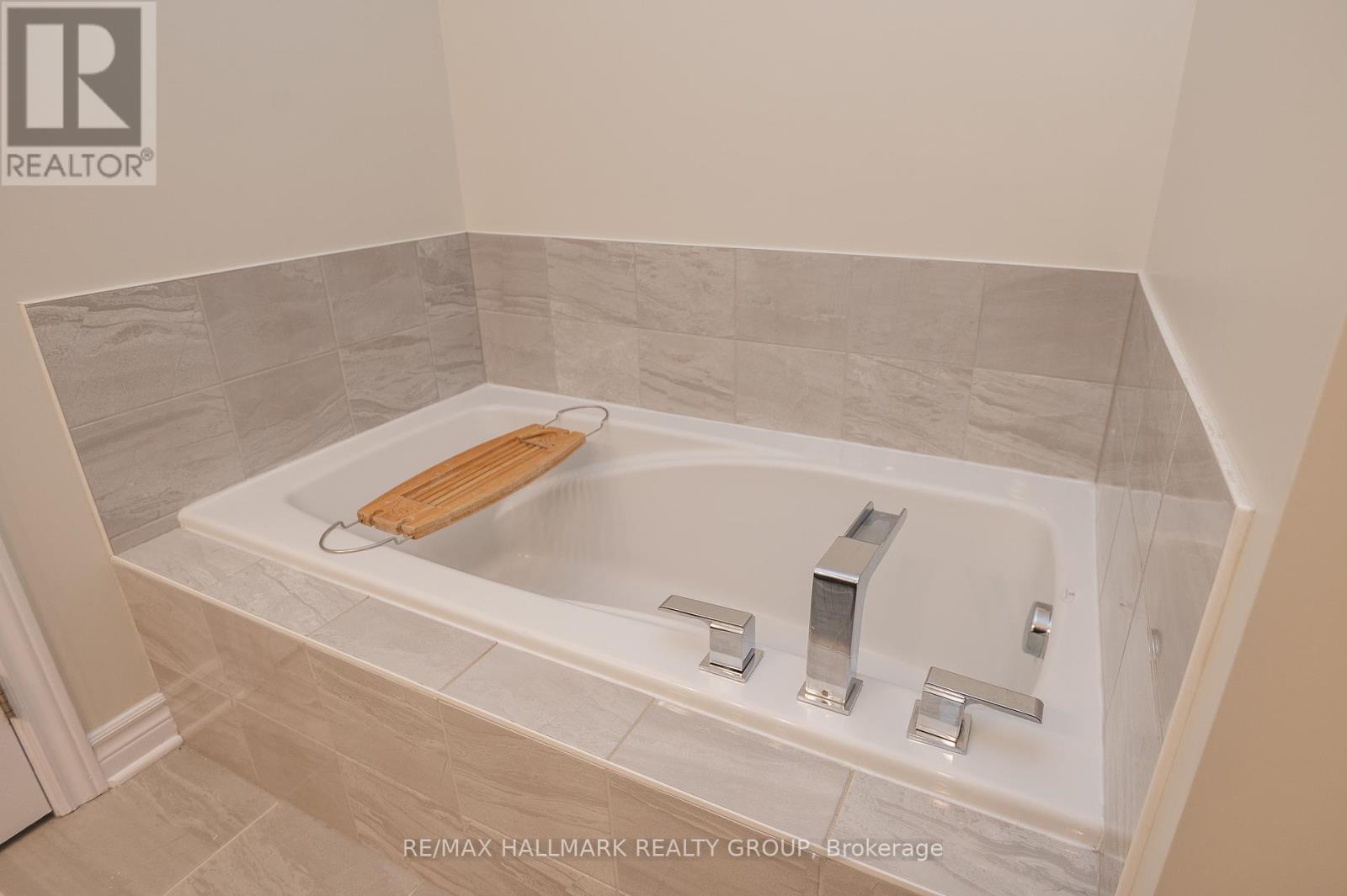 208 Sittelle Private