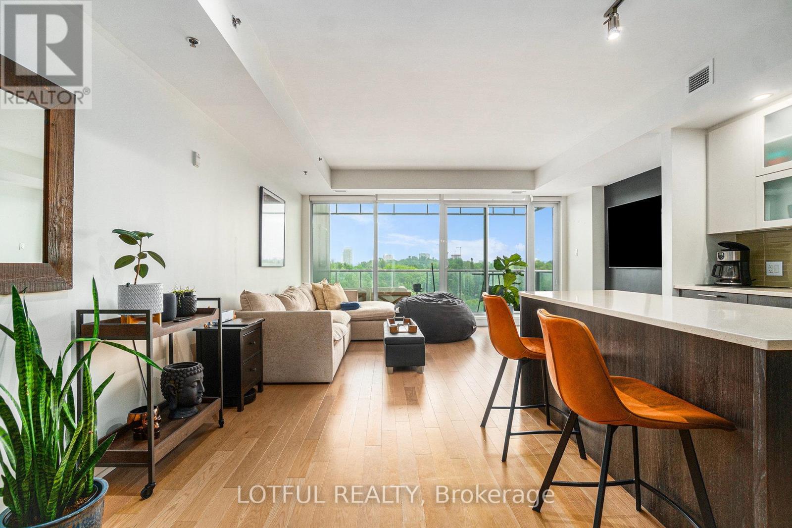 701 - 98 Richmond Road