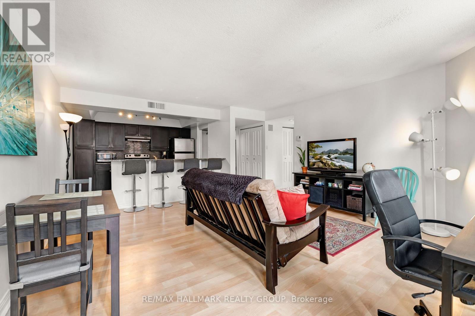 403 - 215 Somerset Street W