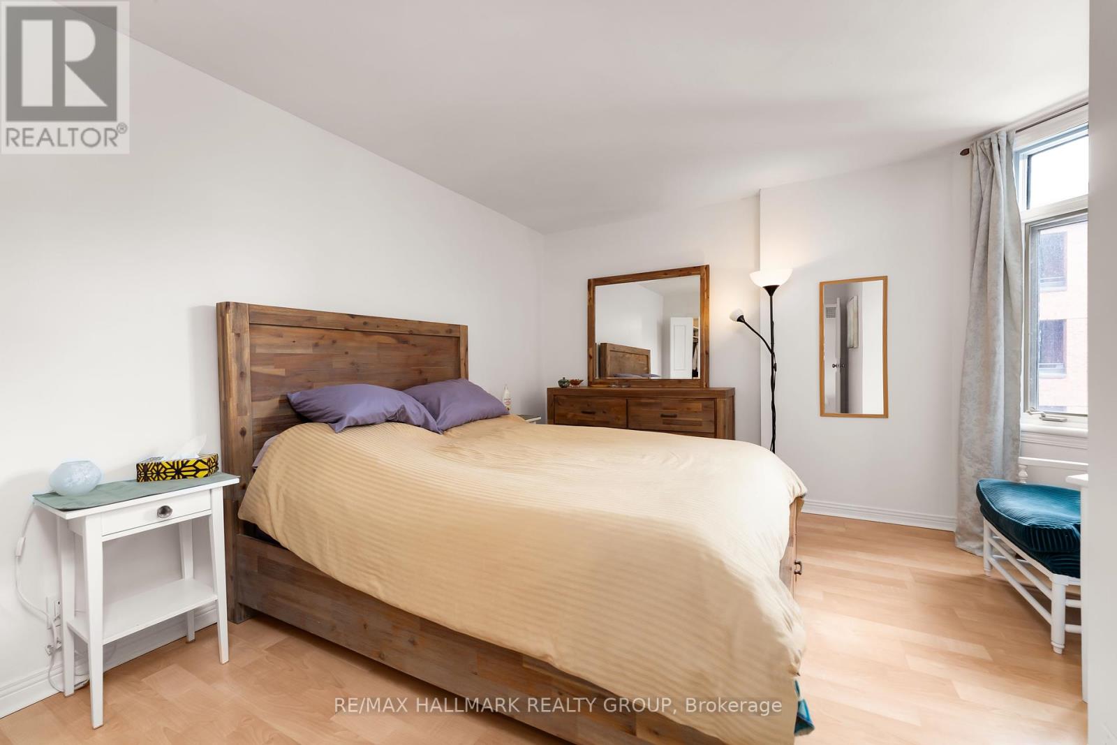 403 - 215 Somerset Street W