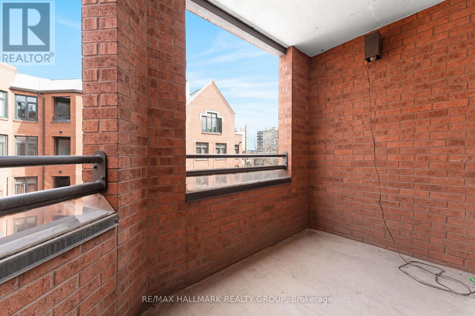 403 - 215 Somerset Street W