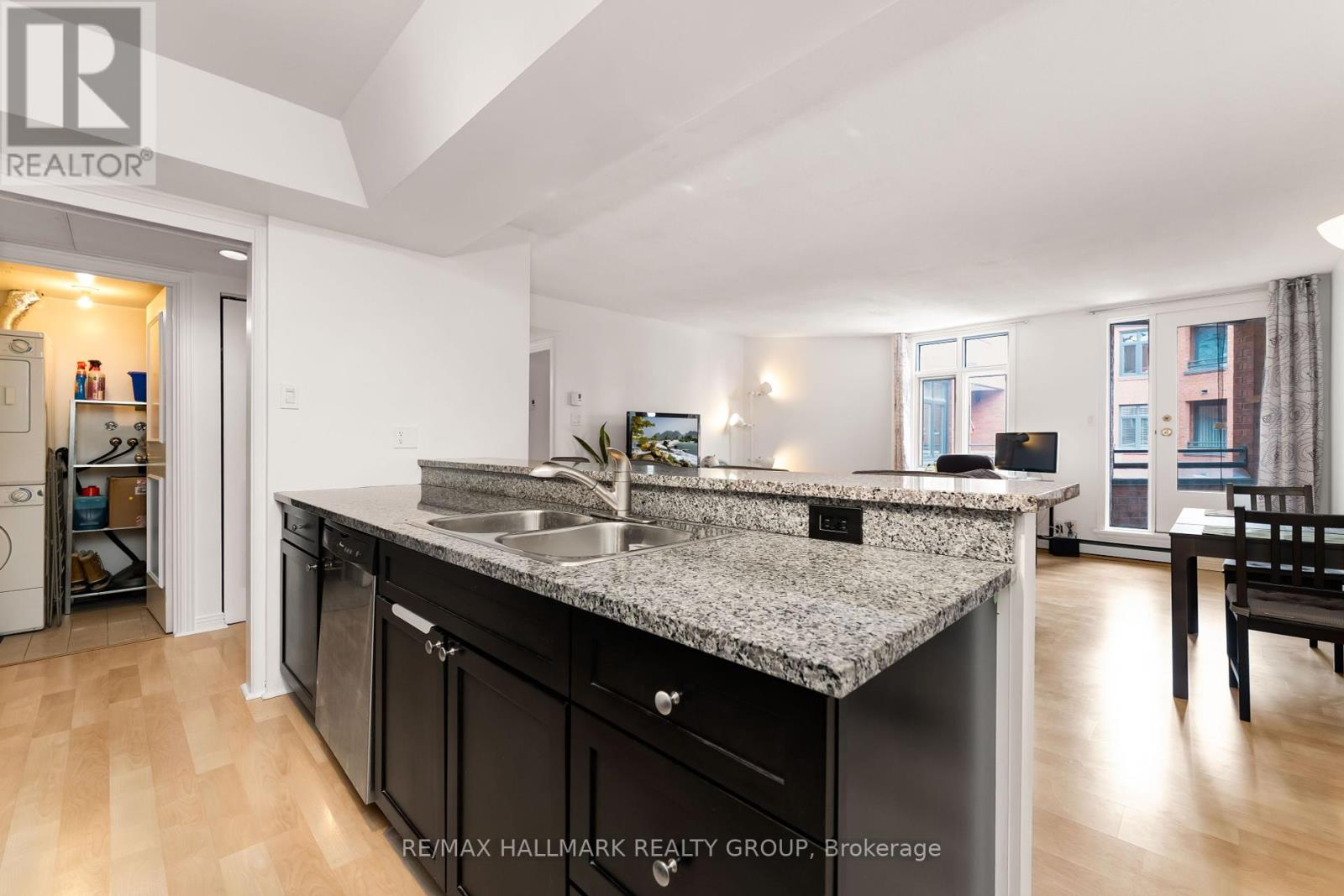 403 - 215 Somerset Street W