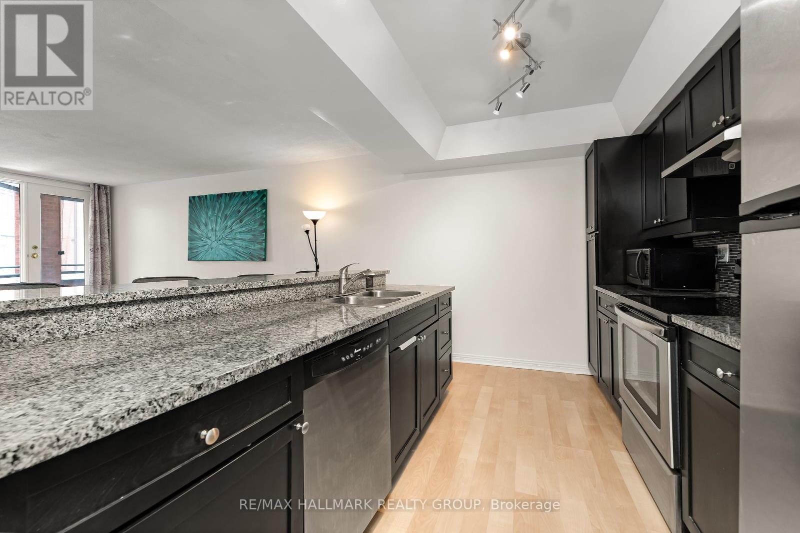403 - 215 Somerset Street W