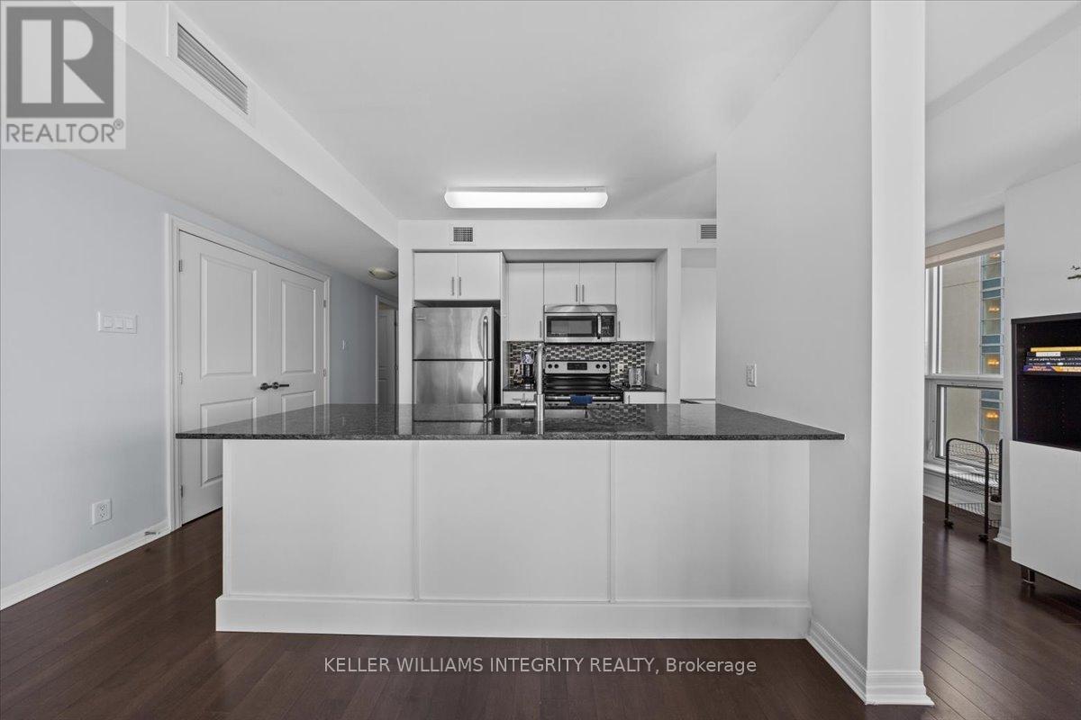 909 - 242 Rideau Street