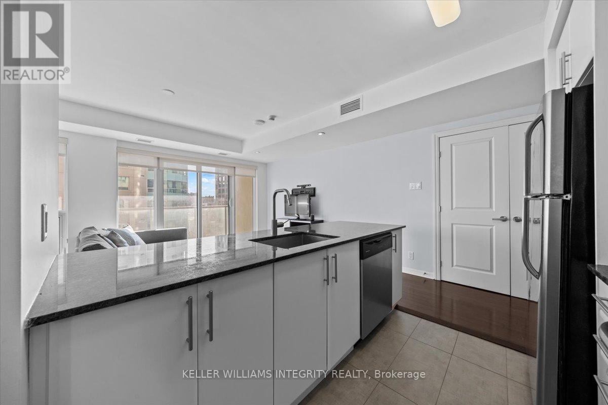 909 - 242 Rideau Street