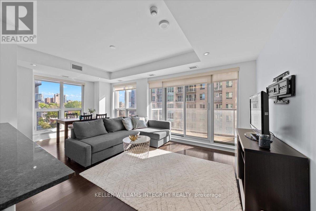 909 - 242 Rideau Street