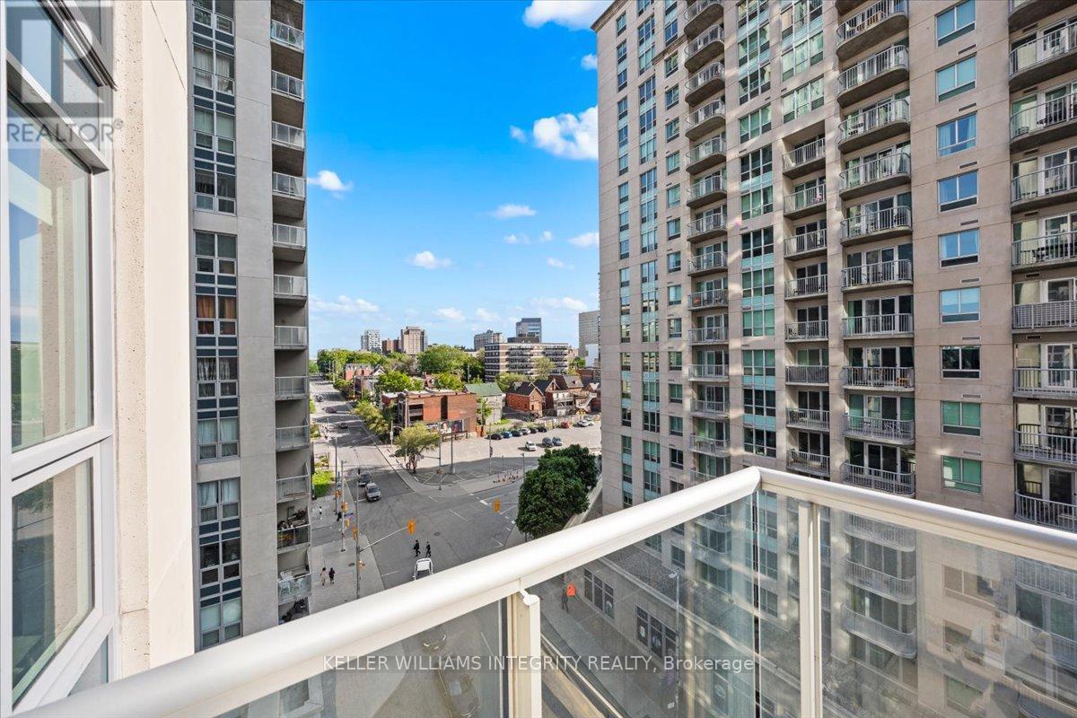 909 - 242 Rideau Street