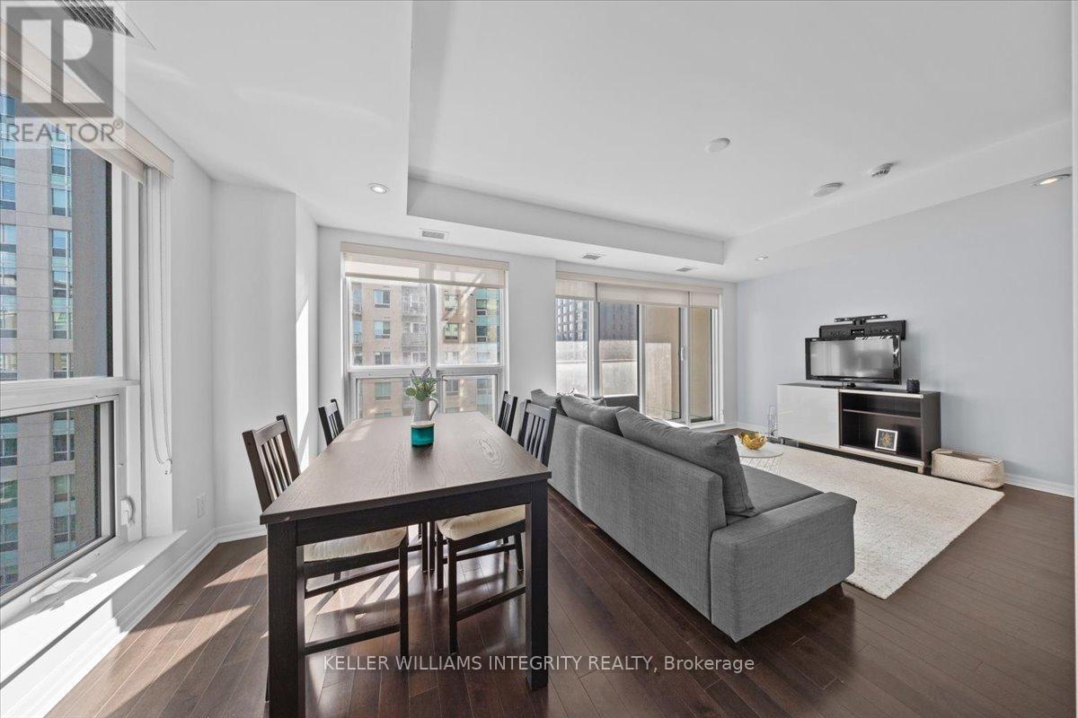 909 - 242 Rideau Street