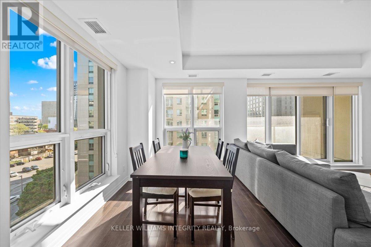 909 - 242 Rideau Street