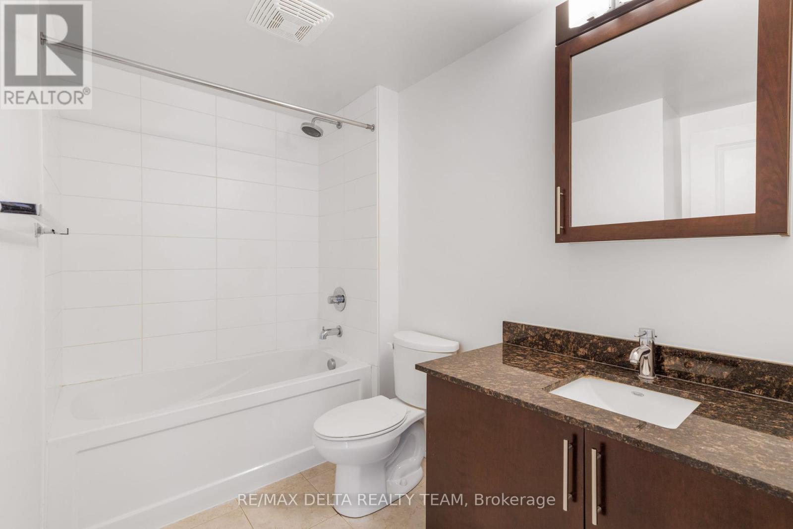 403 - 242 Rideau Street
