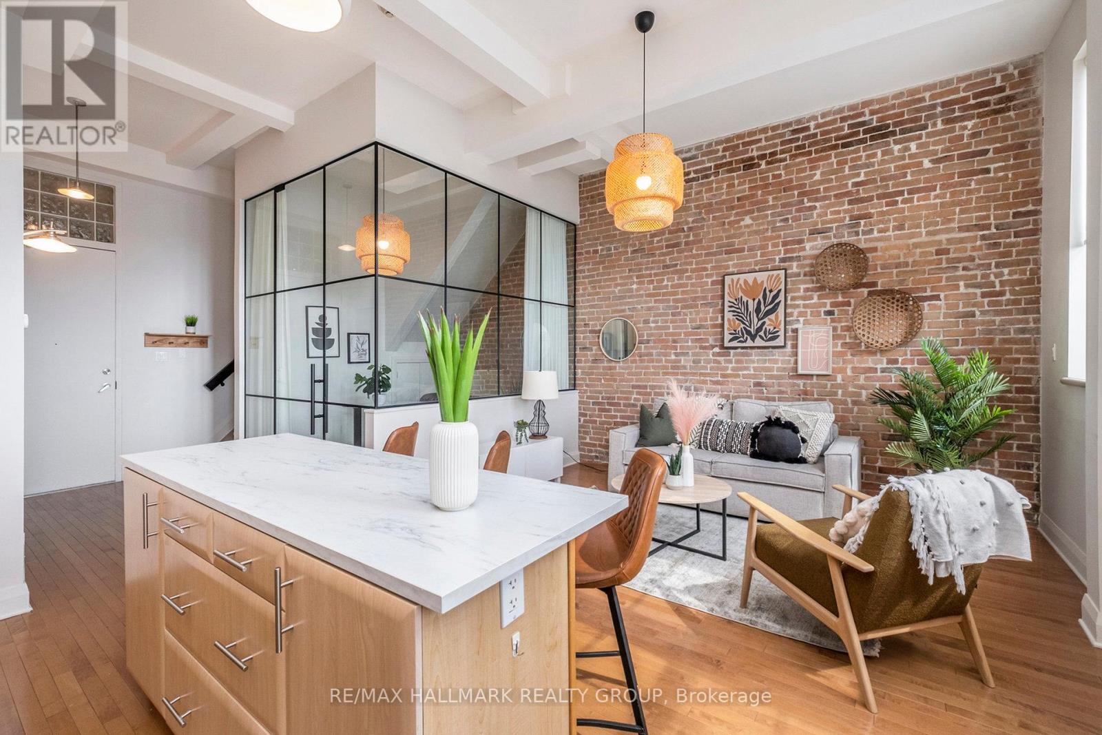 201 - 19 Melrose Avenue