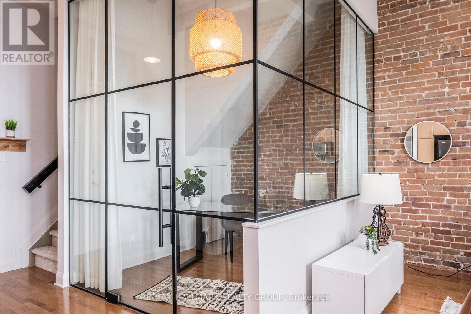 201 - 19 Melrose Avenue