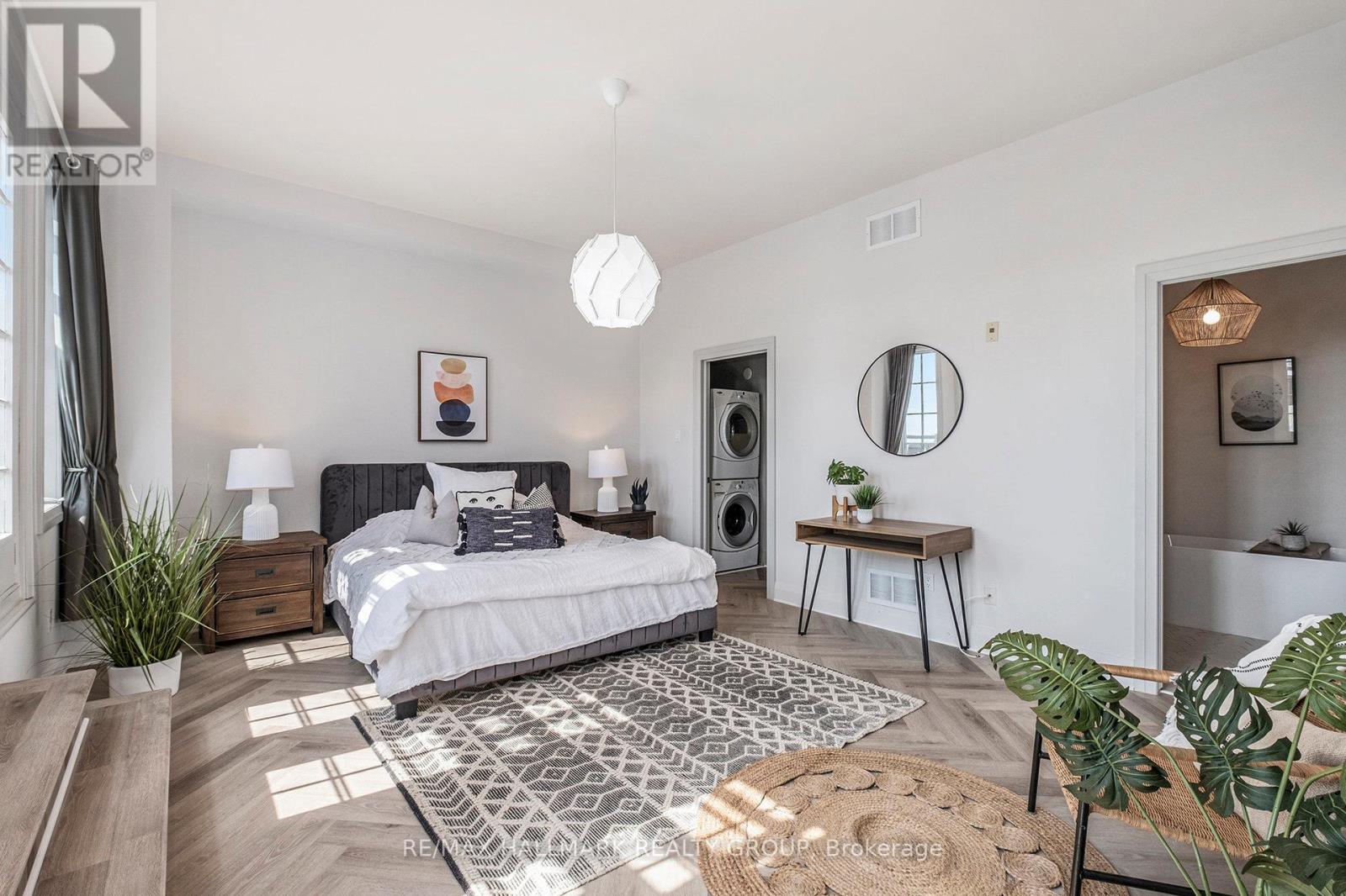 201 - 19 Melrose Avenue