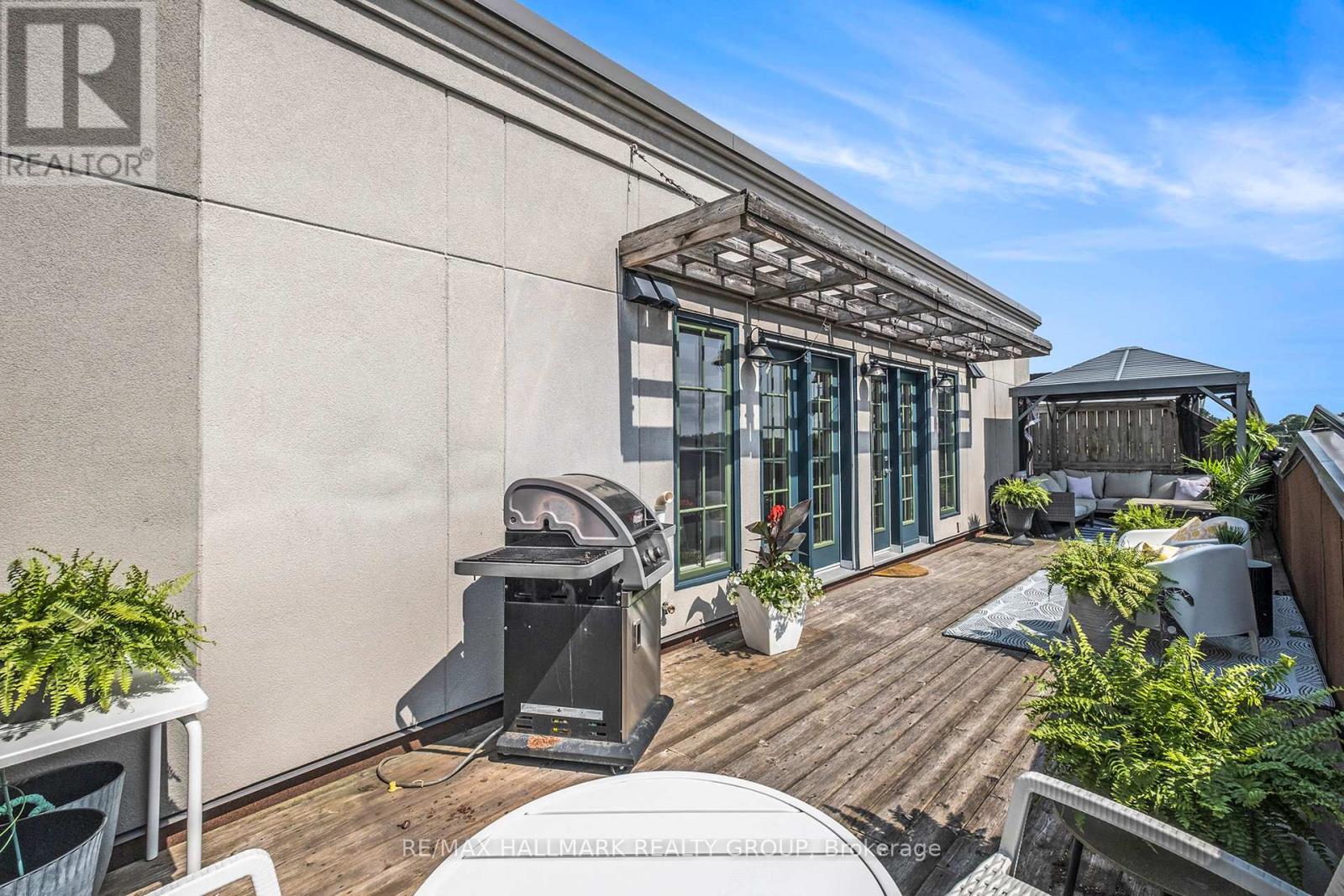201 - 19 Melrose Avenue