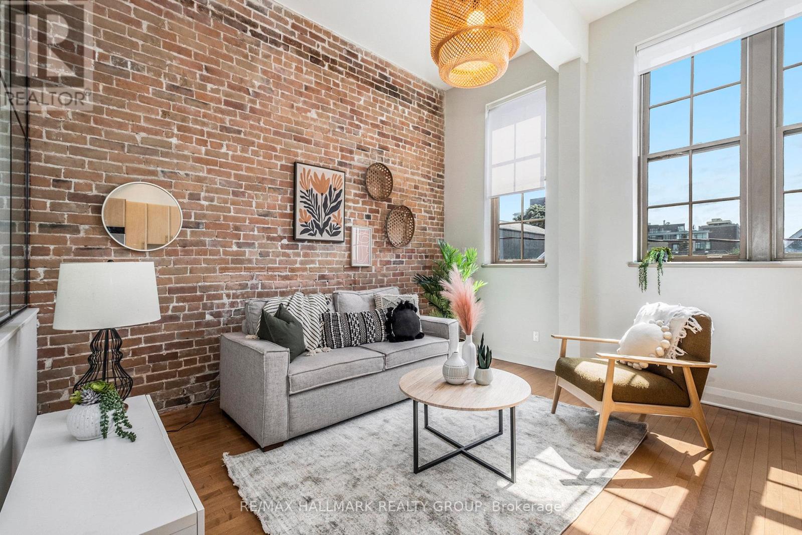 201 - 19 Melrose Avenue