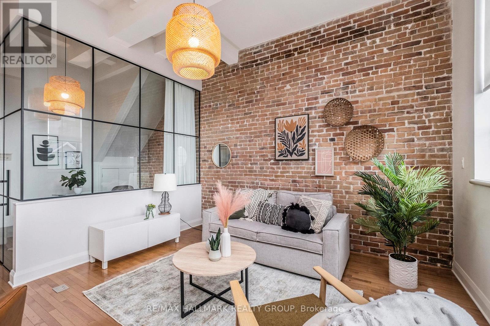 201 - 19 Melrose Avenue