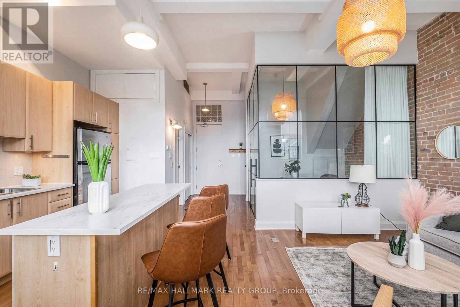 201 - 19 Melrose Avenue