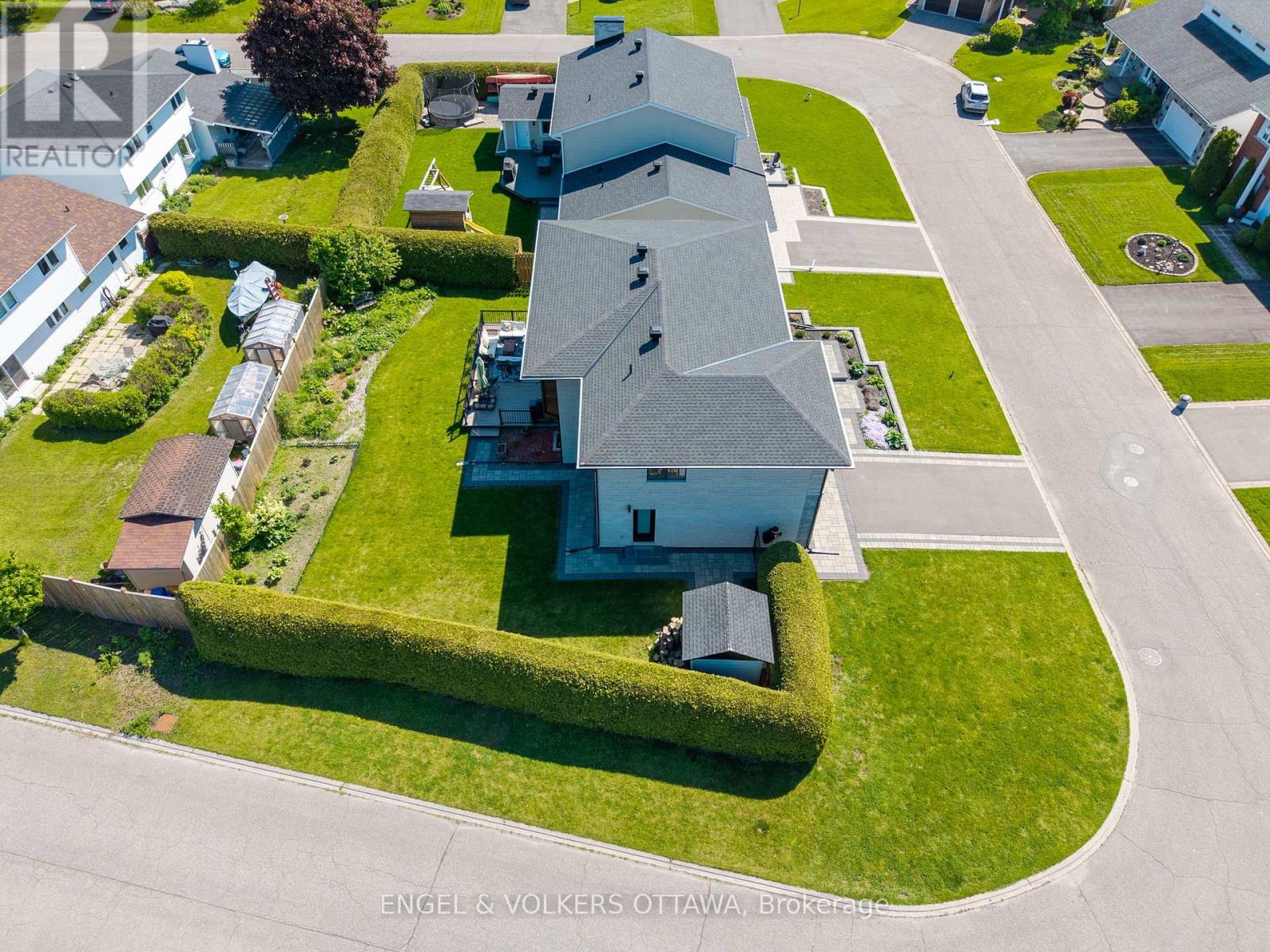 8 Roselawn Court
