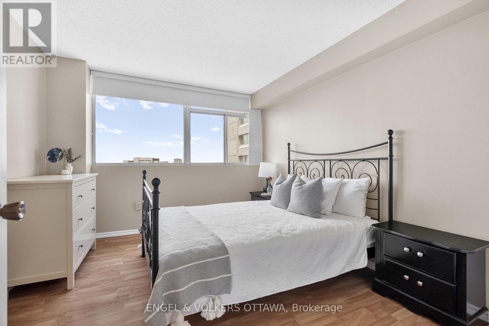 2201 - 530 Laurier Avenue W