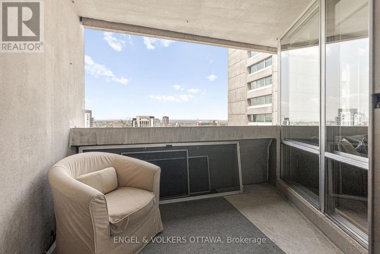 2201 - 530 Laurier Avenue W