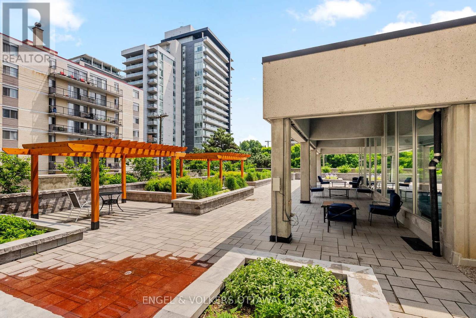 2201 - 530 Laurier Avenue W