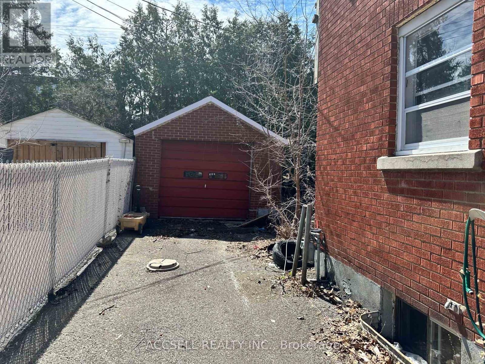 1122 Aldea Avenue