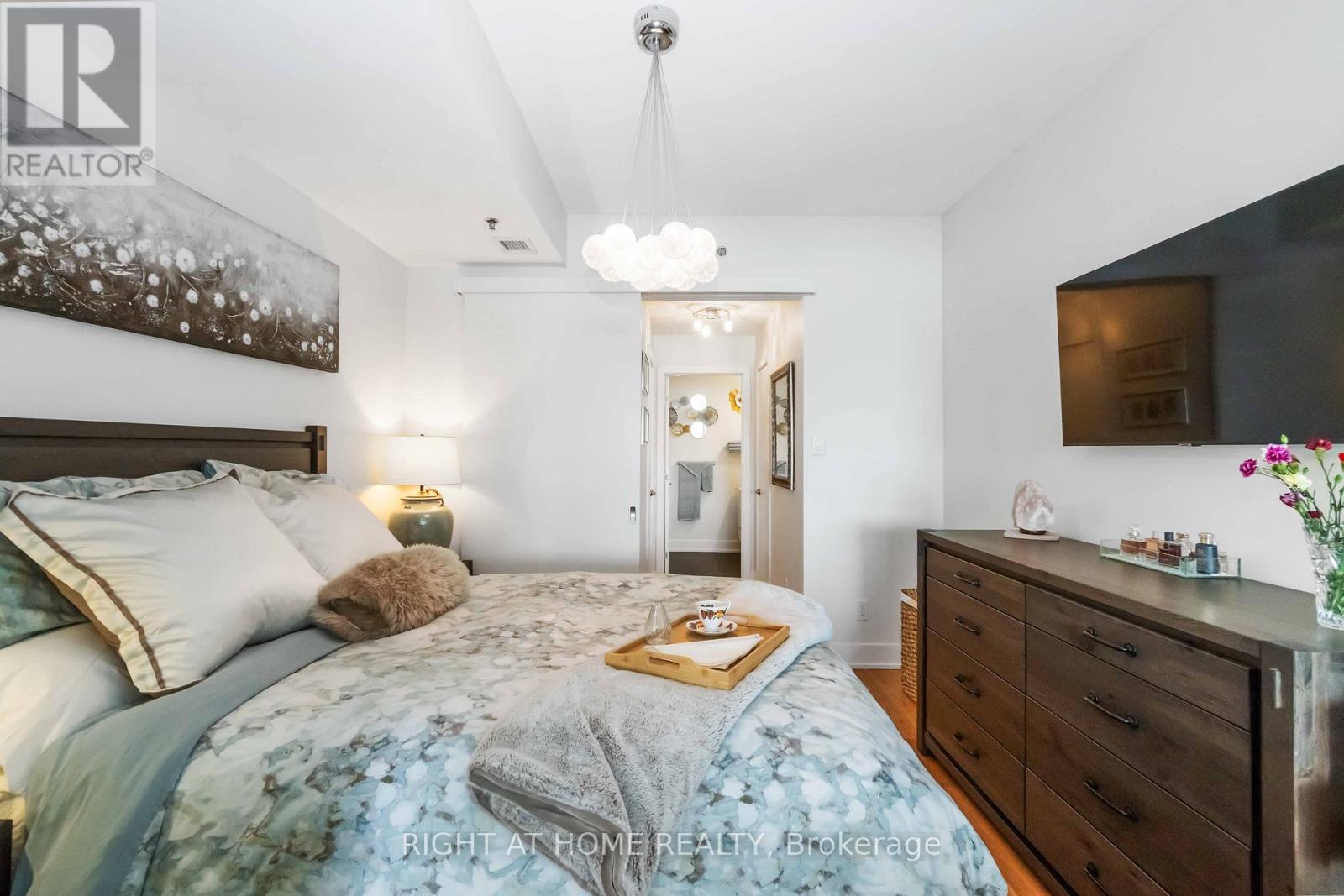 501 - 98 Richmond Road