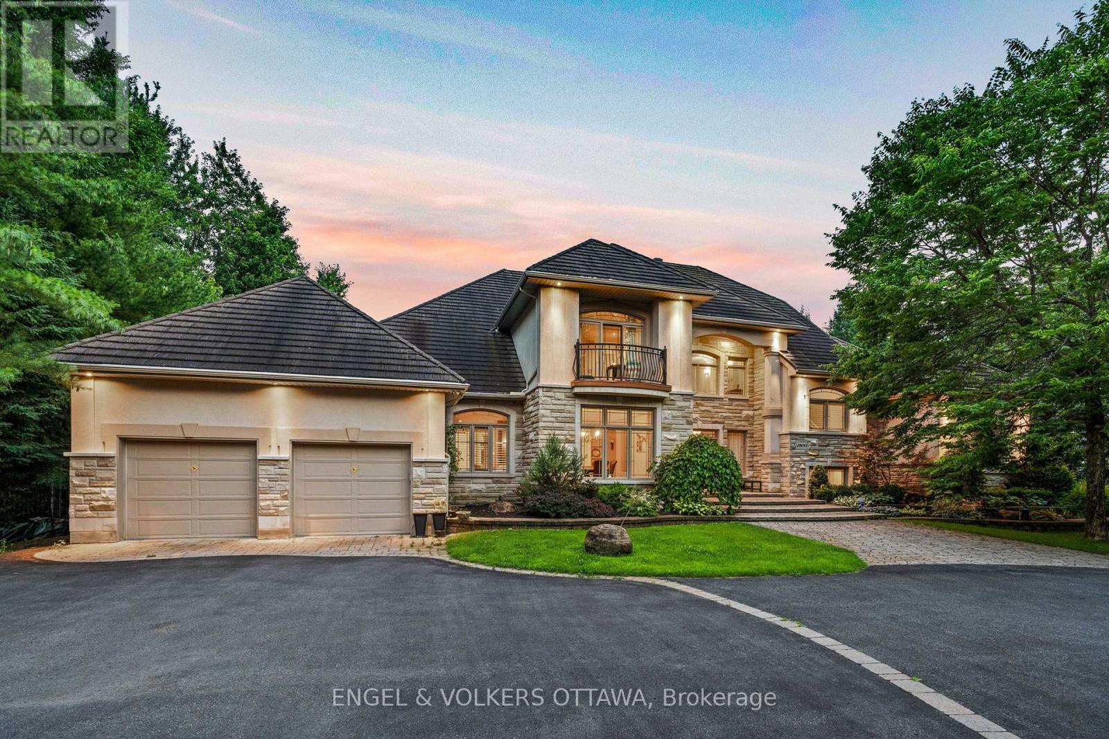 5800 Queenscourt Crescent