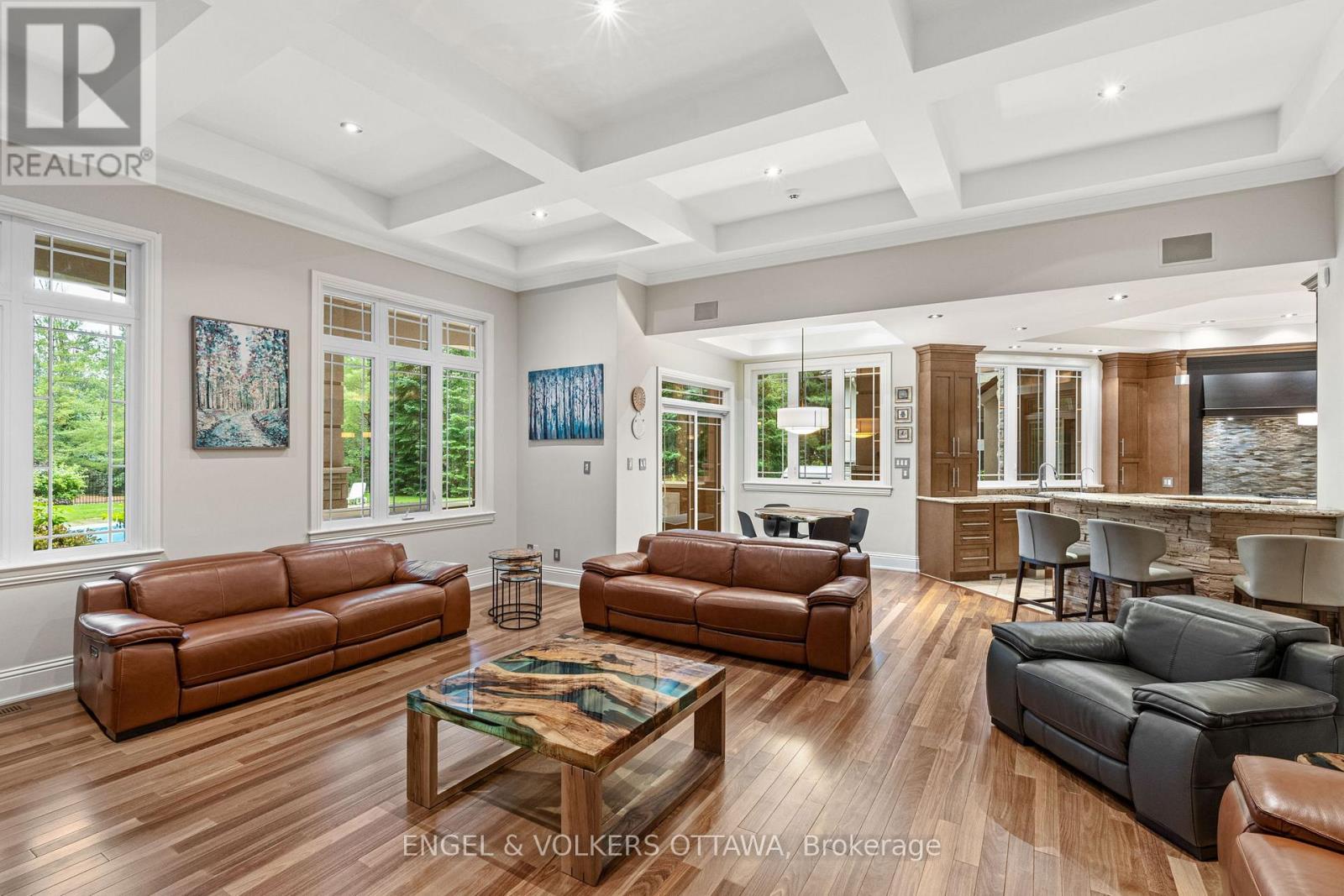 5800 Queenscourt Crescent