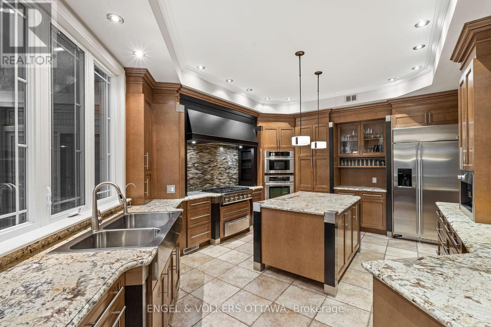 5800 Queenscourt Crescent
